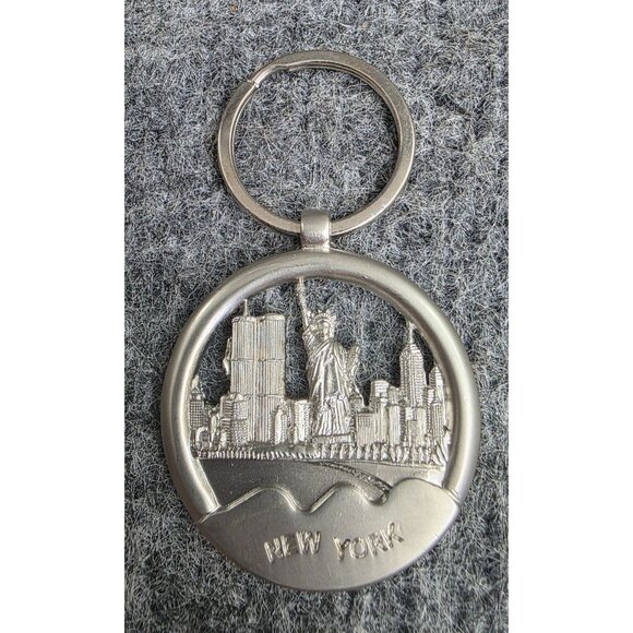 New York City Souvenir Keychain With Skyline & Statue Of Liberty Design - Picture 3 of 3